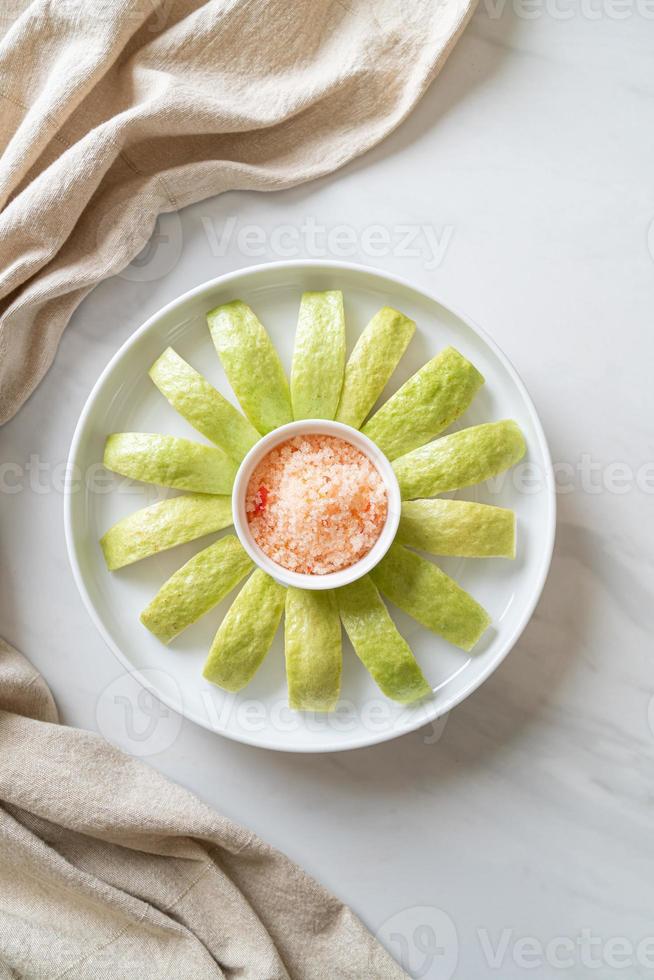 salsa di guava con peperoncino e sale foto