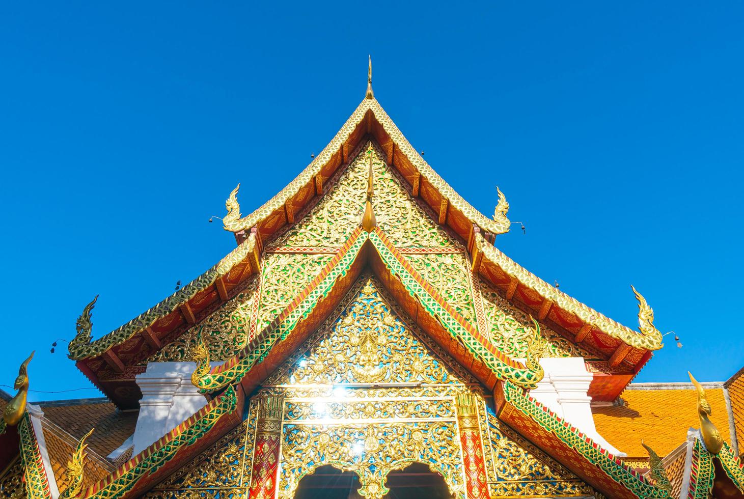 bellissimo monte dorato al tempio di wat phra that doi suthep a chiang mai, thailandia foto