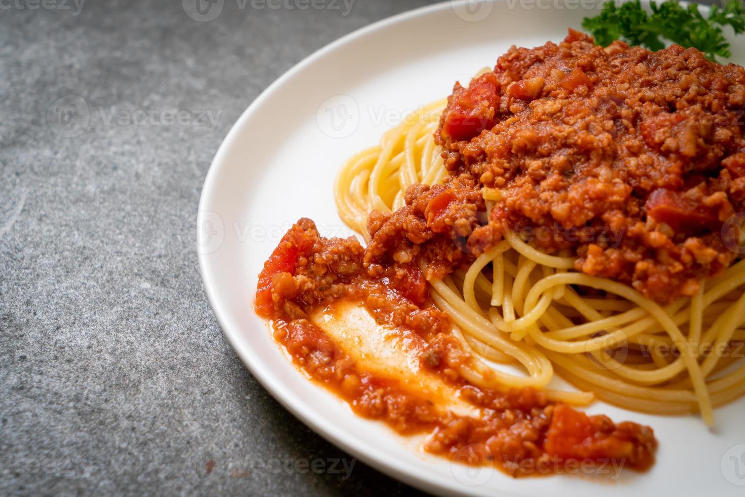 spaghetti alla bolognese di maiale o spaghetti con salsa di pomodoro tritato di maiale - stile italiano foto