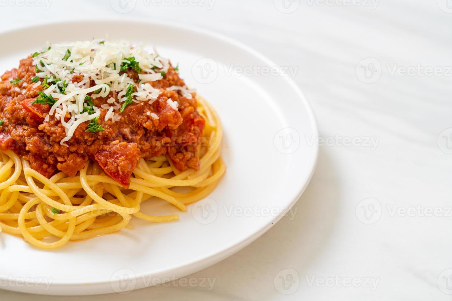 spaghetti alla bolognese di maiale o spaghetti con salsa di pomodoro tritato di maiale - stile italiano foto