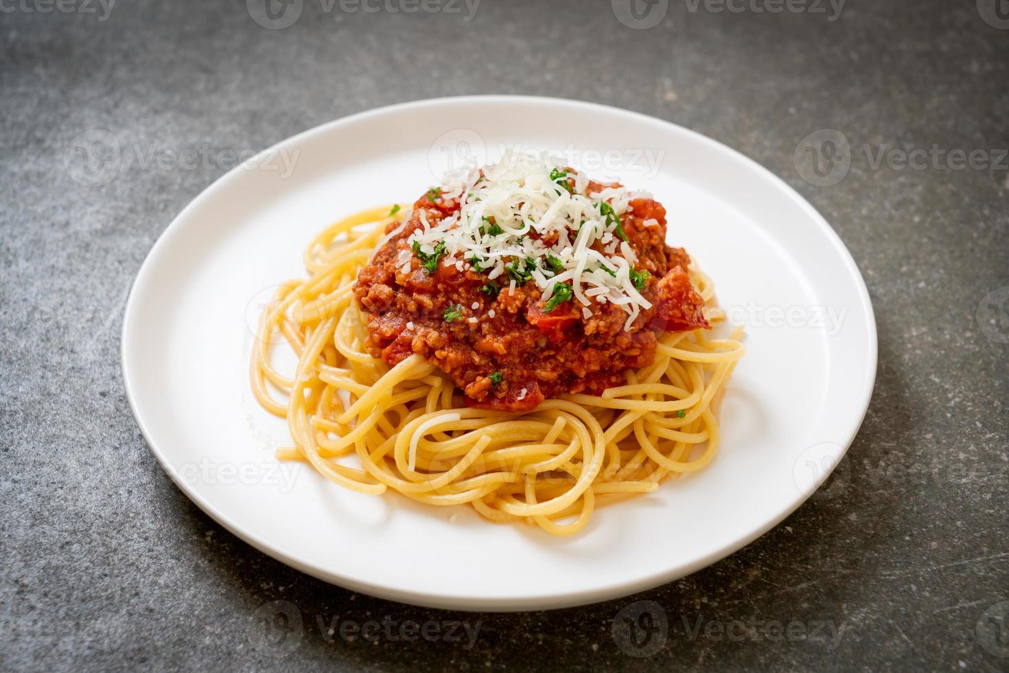 spaghetti alla bolognese di maiale o spaghetti con salsa di pomodoro tritato di maiale - stile italiano foto