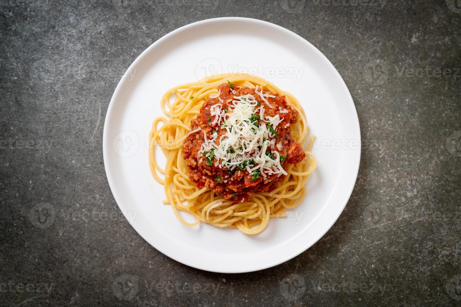 spaghetti alla bolognese di maiale o spaghetti con salsa di pomodoro tritato di maiale - stile italiano foto