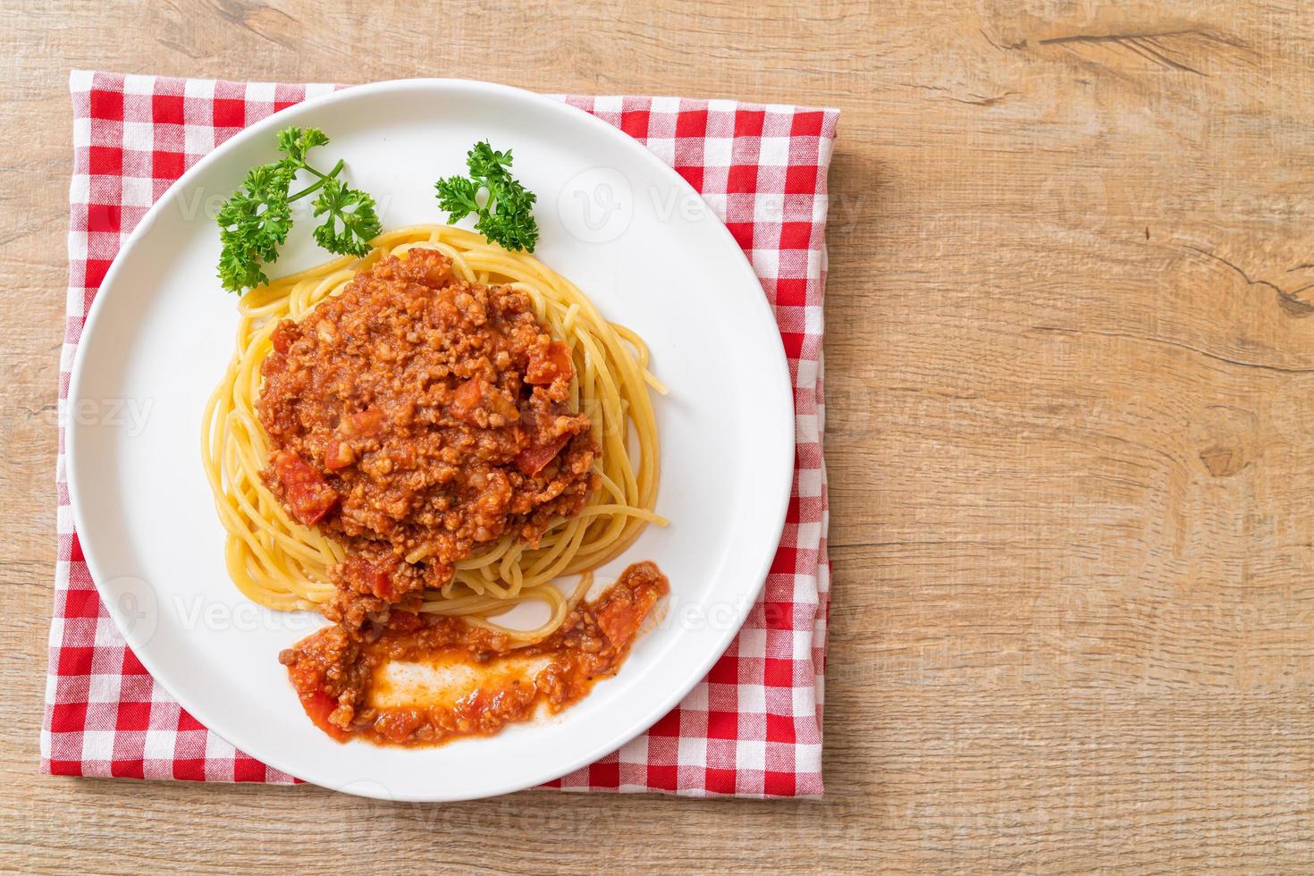 spaghetti alla bolognese di maiale o spaghetti con salsa di pomodoro tritato di maiale - stile italiano foto