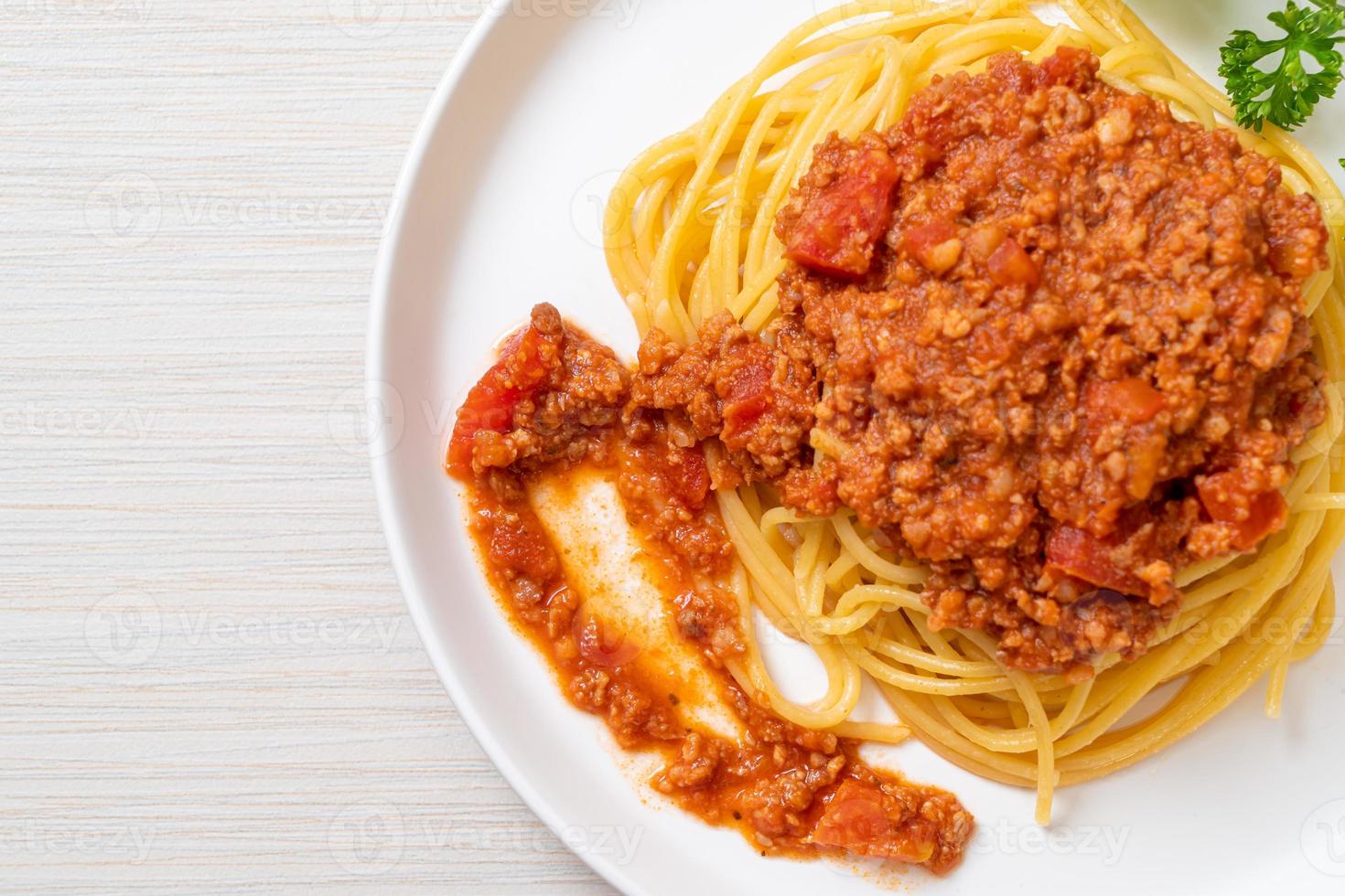 spaghetti alla bolognese di maiale o spaghetti con salsa di pomodoro tritato di maiale - stile italiano foto