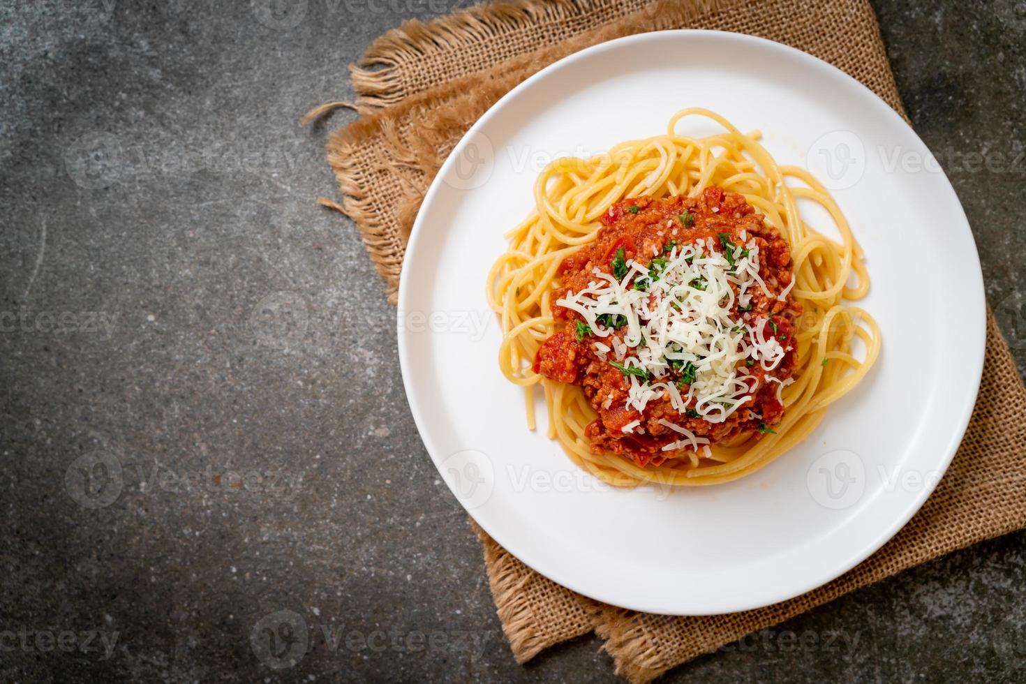 spaghetti alla bolognese di maiale o spaghetti con salsa di pomodoro tritato di maiale - stile italiano foto