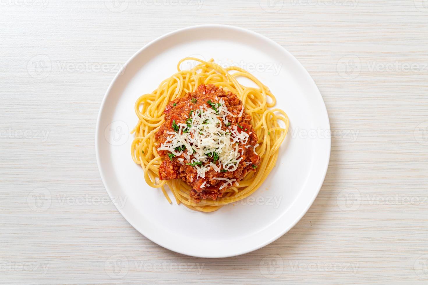 spaghetti alla bolognese di maiale o spaghetti con salsa di pomodoro tritato di maiale - stile italiano foto