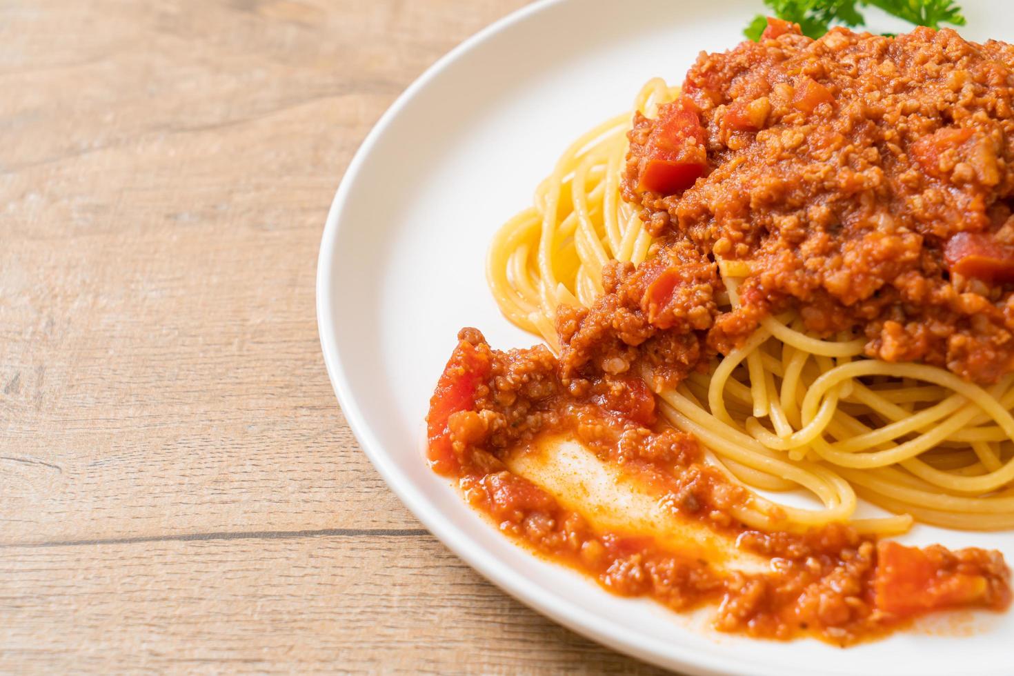 spaghetti alla bolognese di maiale o spaghetti con salsa di pomodoro tritato di maiale - stile italiano foto