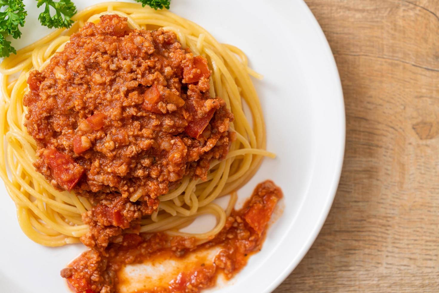 spaghetti alla bolognese di maiale o spaghetti con salsa di pomodoro tritato di maiale - stile italiano foto