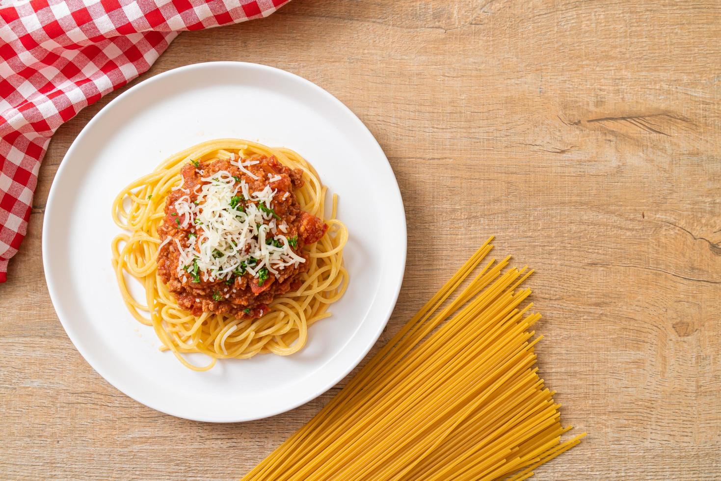 spaghetti alla bolognese di maiale o spaghetti con salsa di pomodoro tritato di maiale - stile italiano foto