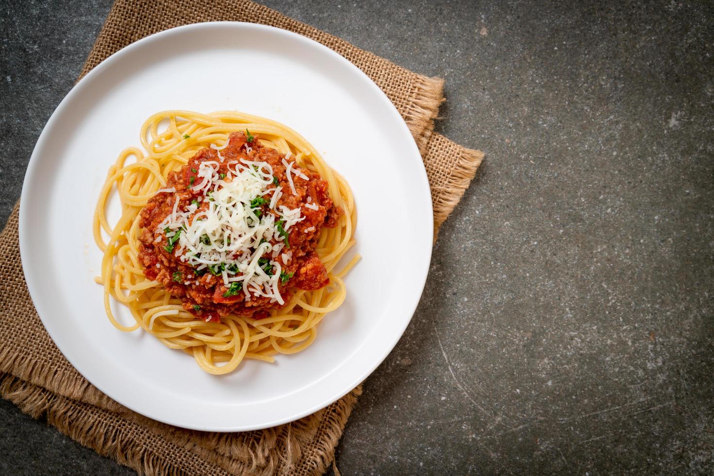 spaghetti alla bolognese di maiale o spaghetti con salsa di pomodoro tritato di maiale - stile italiano foto