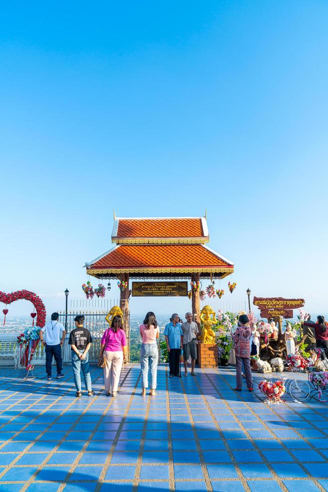 chiang mai, thailandia - 6 dic 2020 - vista del tempio d'oro di wat phra that doi kham a chiang mai, thailandia. questo tempio è arroccato sulla collina di doi kham, circondato da splendidi paesaggi montuosi. foto