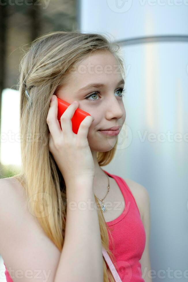 giovane ragazza parlando su il Telefono all'aperto foto