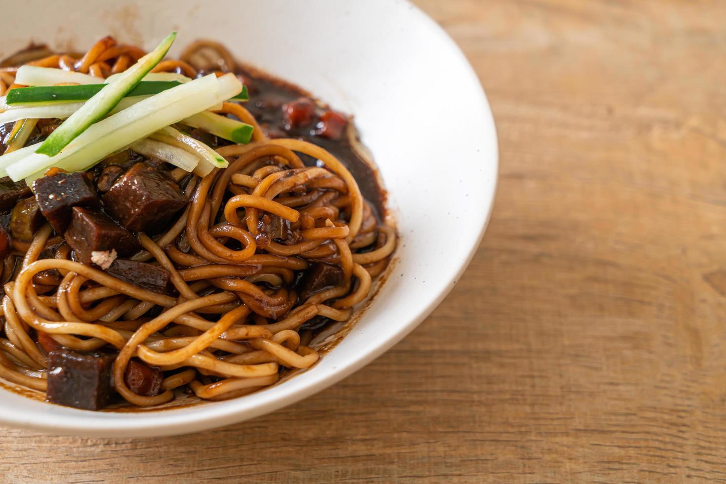 jajangmyeon o jjajangmyeon sono noodle coreani con salsa nera black foto