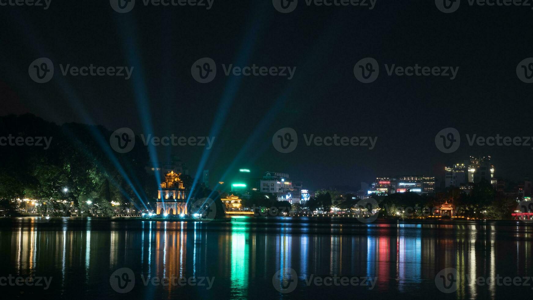 tartaruga Torre a ciao kiem lago nel notte hanoi, Vietnam foto