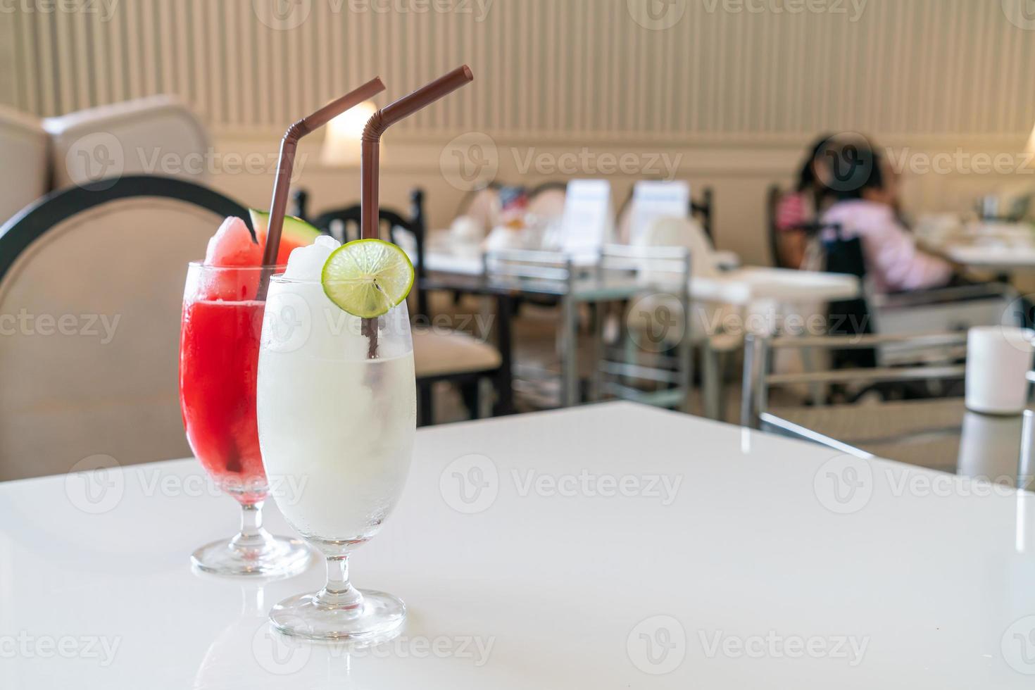 bicchiere di frullato di limone e lime fresco nella caffetteria e nel ristorante foto