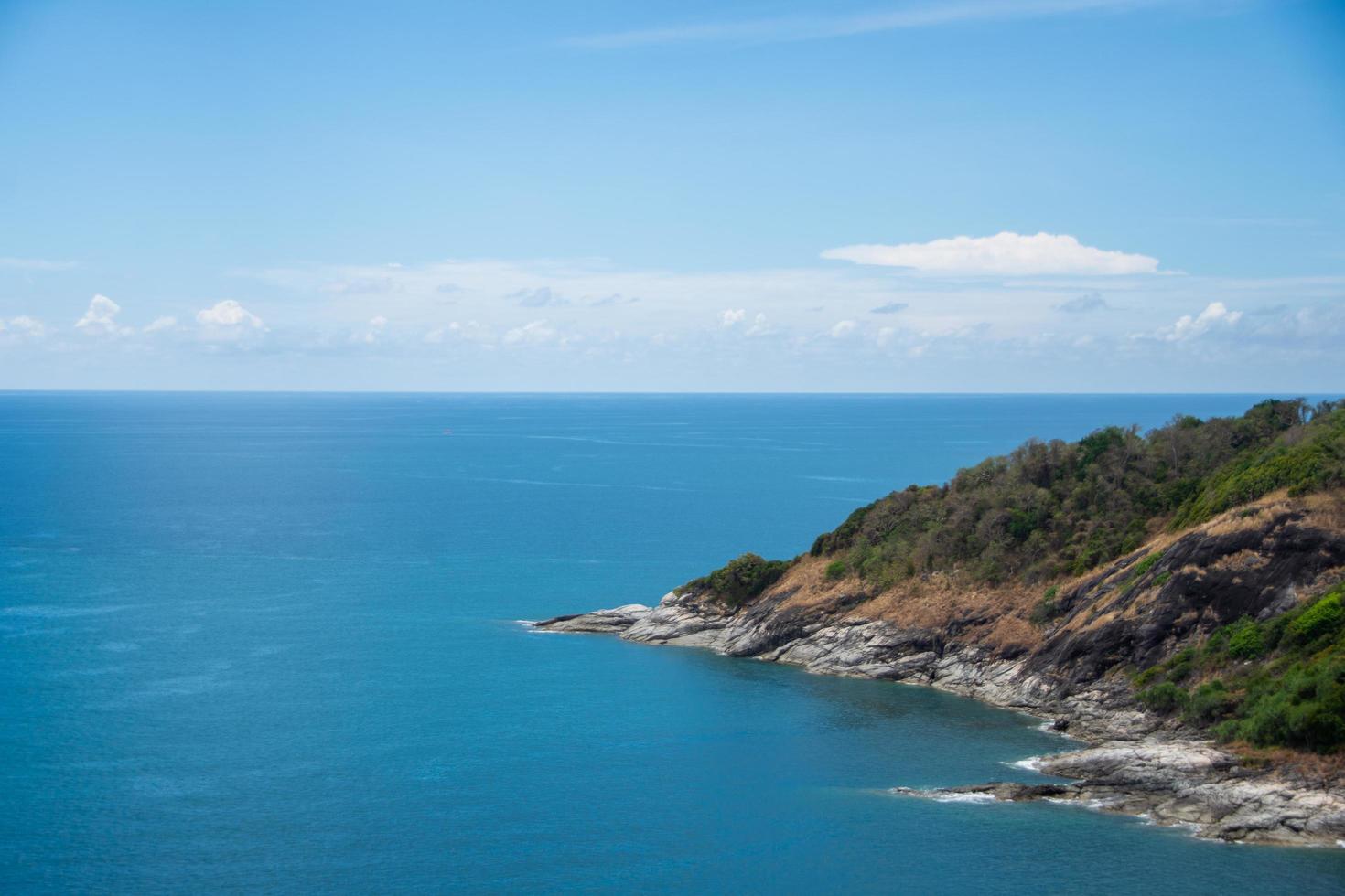 punto di vista di phuket e isola con cielo blu. il soggetto è sfocato. foto