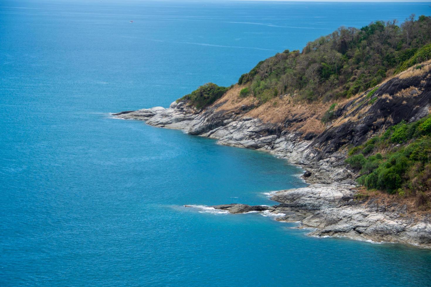 punto di vista di phuket e isola con cielo blu. il soggetto è sfocato. foto