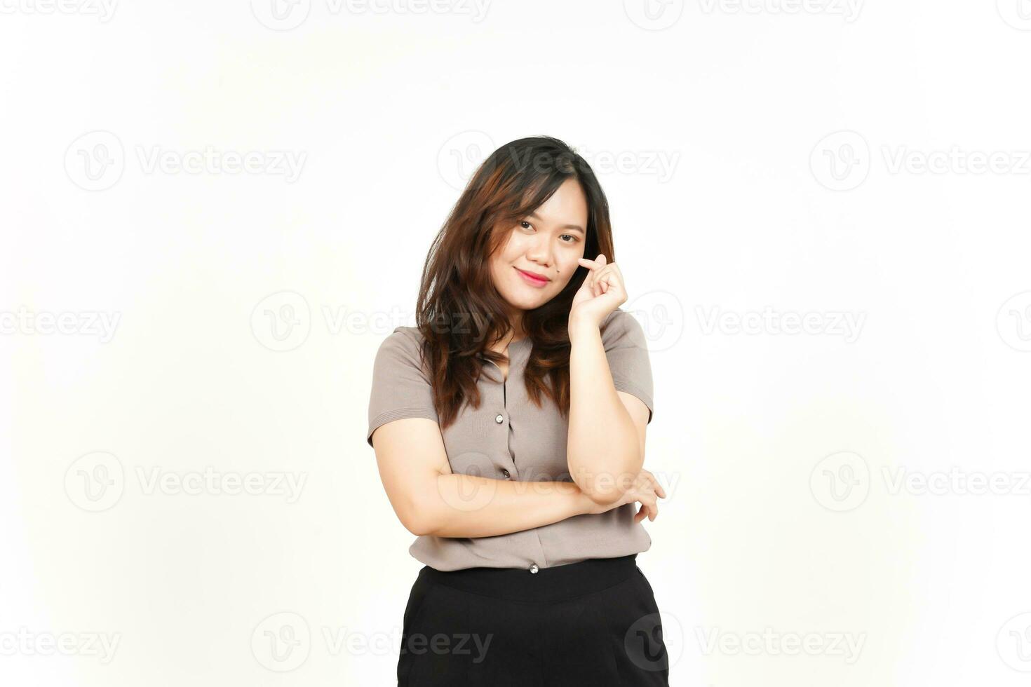 un asiatico donna è mostrando il coreano amore cartello con un' bianca sfondo, sorridente brillantemente foto