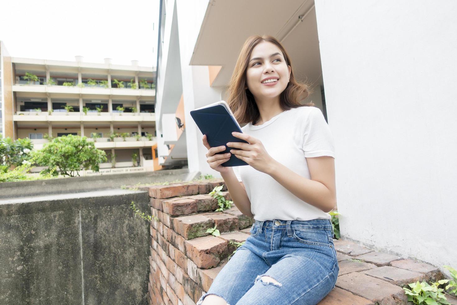 lo studente universitario tiene in mano un tablet foto