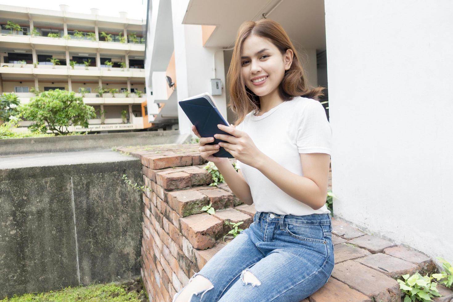 lo studente universitario tiene in mano un tablet foto