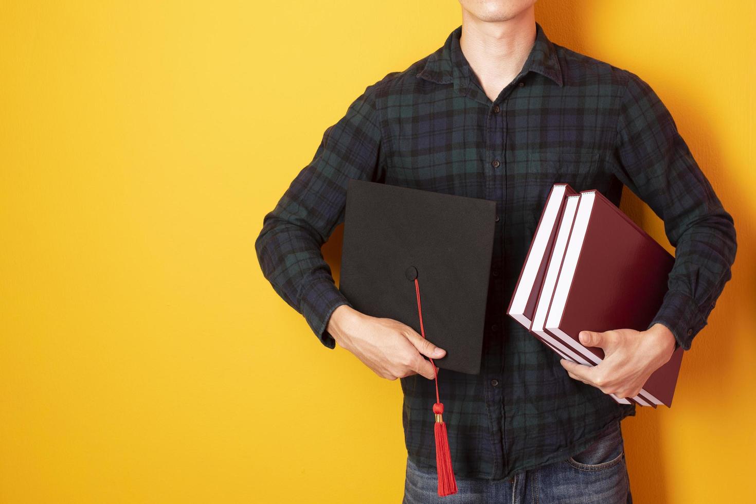 l'uomo dell'università è felice della laurea su sfondo giallo foto