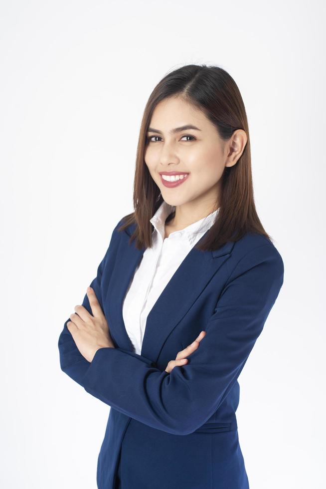 la donna in abito blu sta sorridendo su sfondo bianco foto