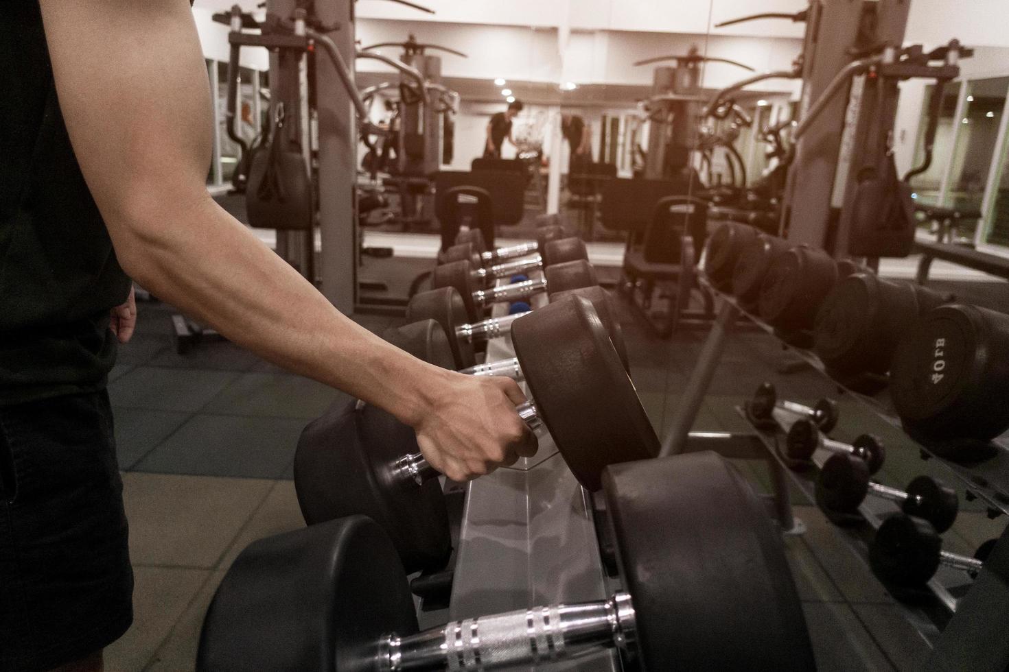 primo piano, di, uomo, presa a terra, peso, in, gym foto