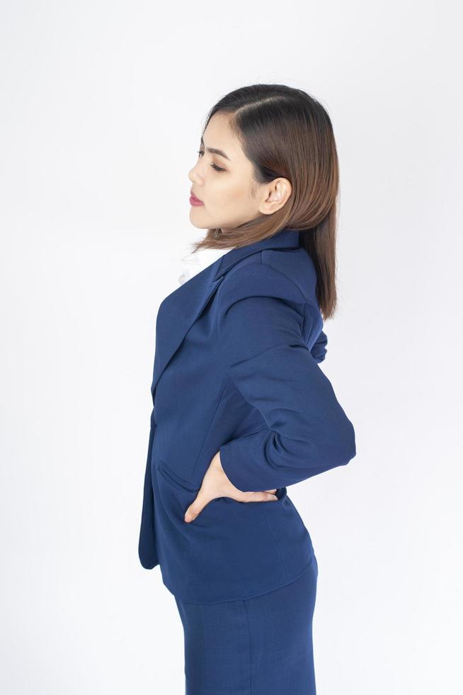 donna in abito blu è mal di schiena su sfondo bianco white foto