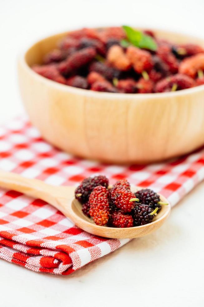 frutta di gelso nero nella ciotola foto