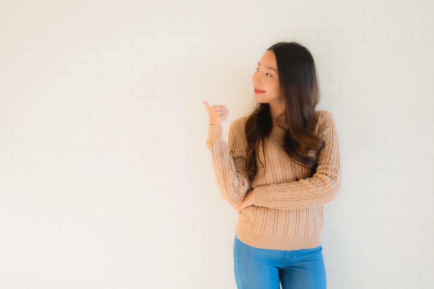 ritratto belle giovani donne asiatiche sorridono felici in molte azioni foto