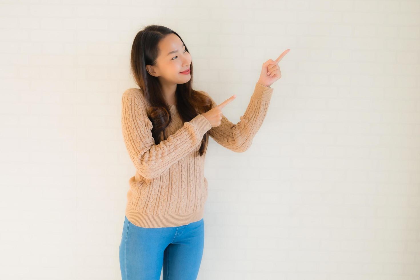 ritratto belle giovani donne asiatiche sorridono felici in molte azioni foto