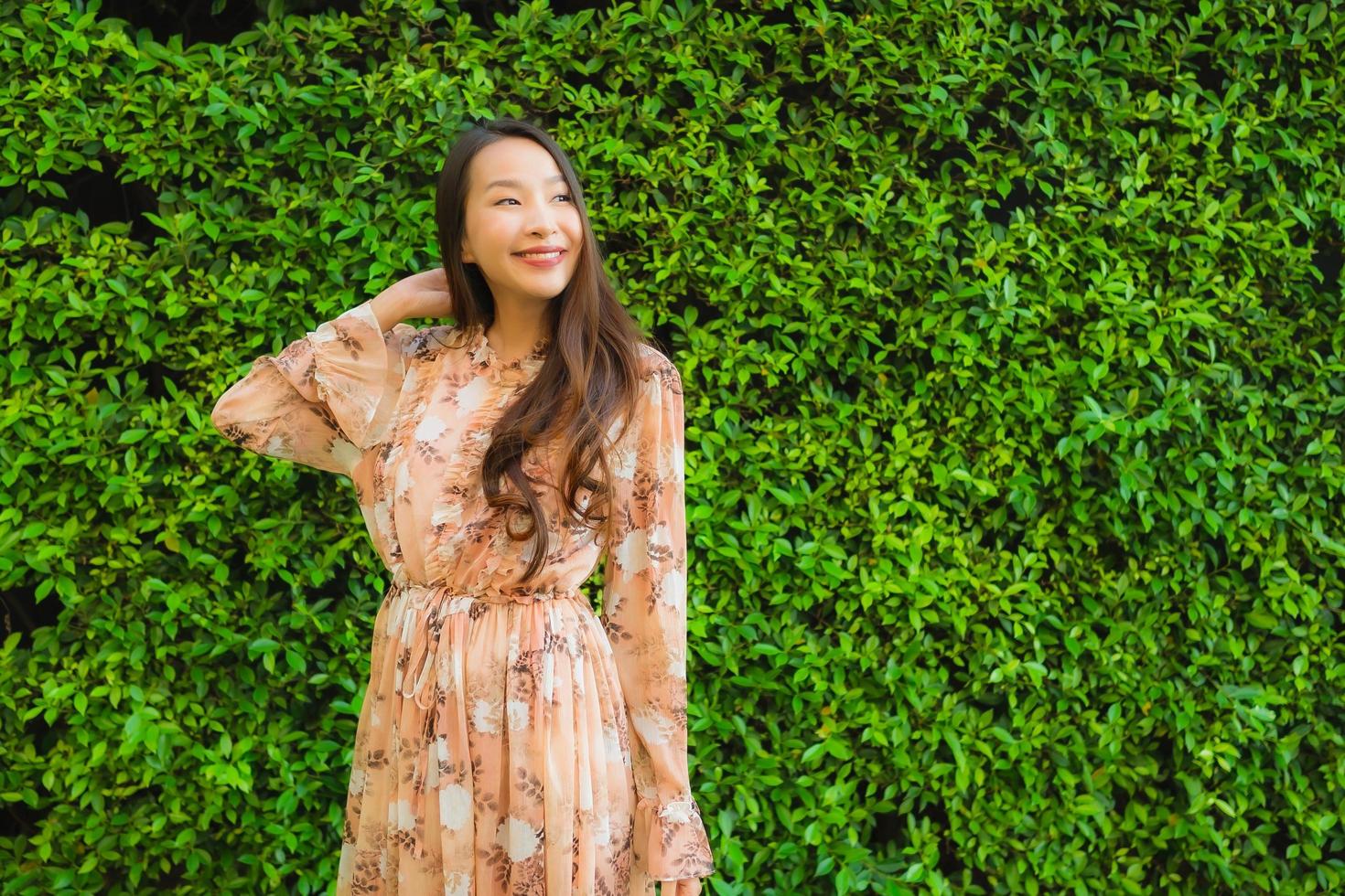 ritratto belle giovani donne asiatiche sorriso felice intorno all'aperto foto