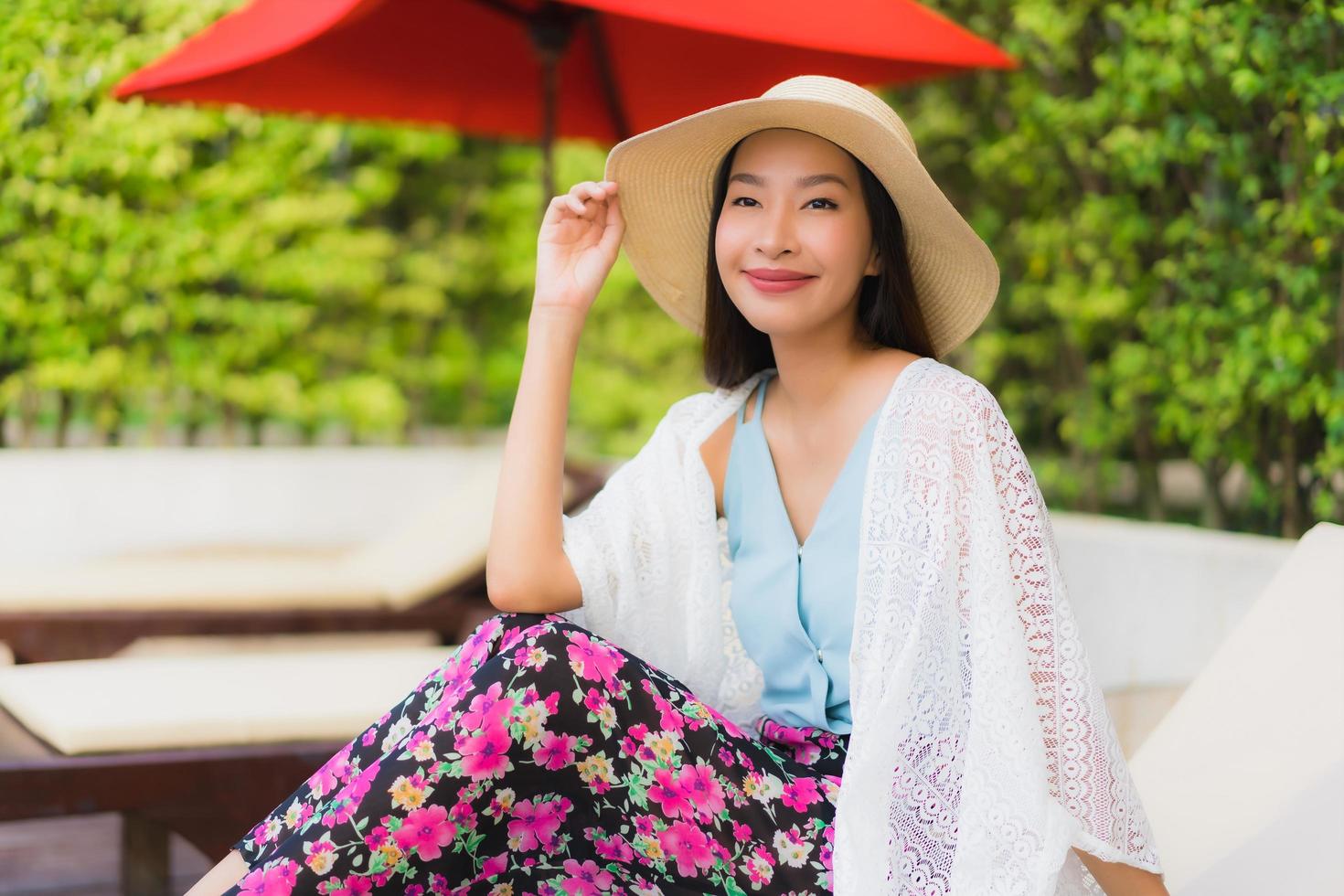 ritratto belle giovani donne asiatiche sorriso felice rilassarsi intorno alla piscina foto