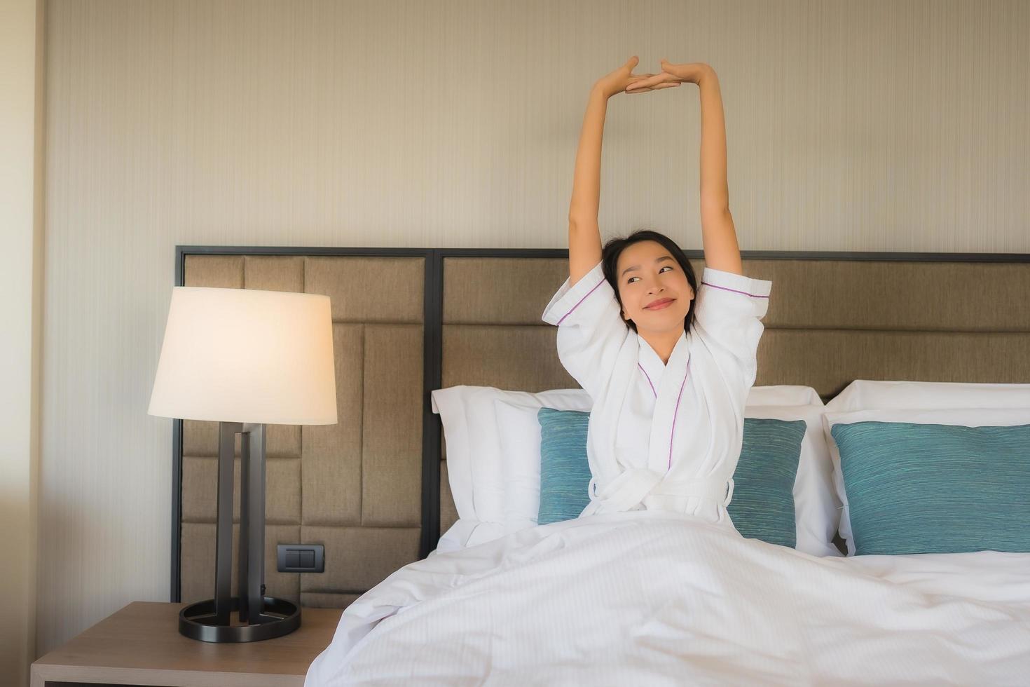 ritratto belle giovani donne asiatiche sorridono felici in camera da letto foto