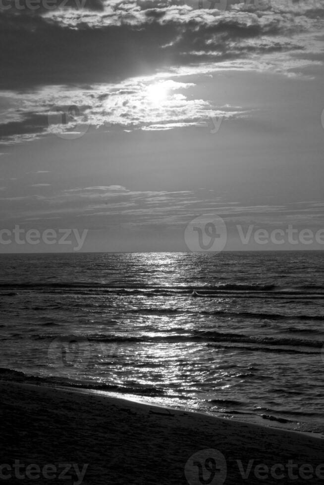 romantico paesaggio con tramonto su il baltico mare nel Polonia foto