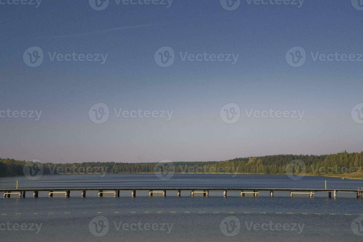 autunno paesaggio con alberi, lago e blu cielo nel Polonia nel Europa foto