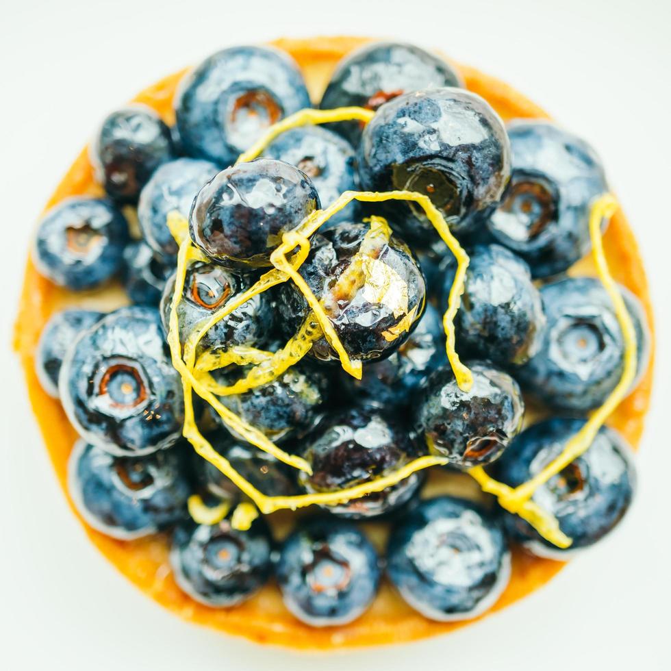 dessert dolce con crostata di mirtilli nel piatto bianco foto