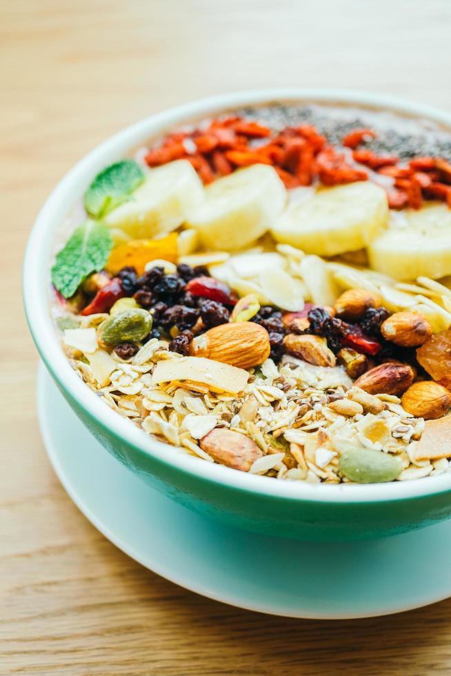 frutta mista con muesli e muesli foto