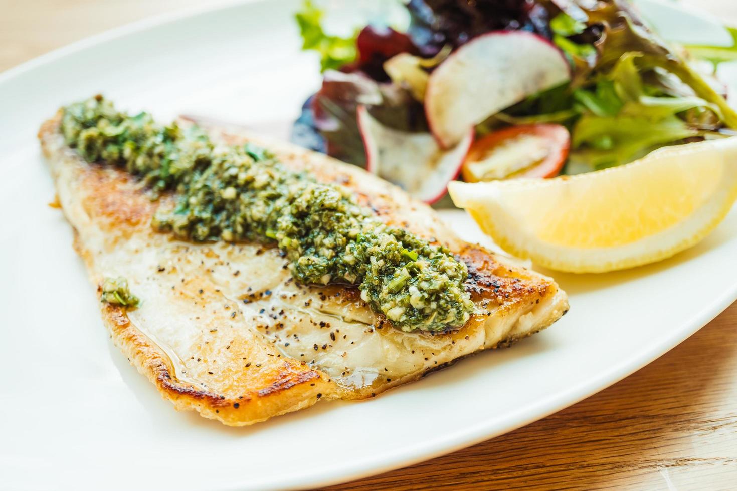 bistecca di carne di pesce branzino alla griglia con verdure foto