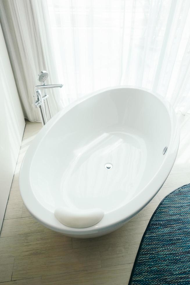 bellissima vasca da bagno bianca di lusso foto