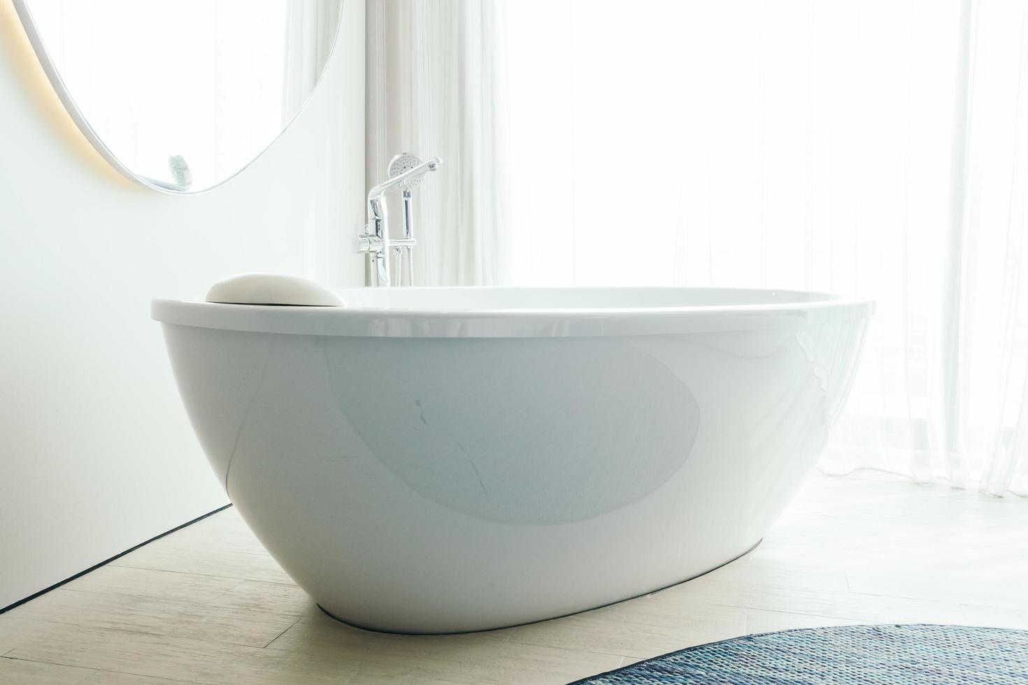 bellissima vasca da bagno bianca di lusso foto