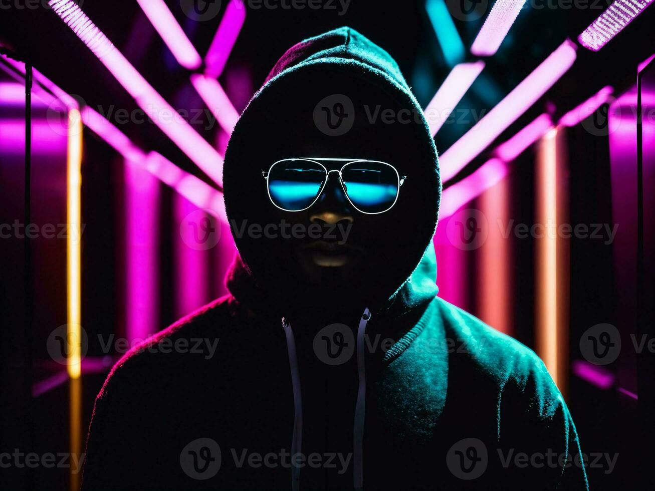 foto di nero uomo nel nero felpa con cappuccio nel server dati centro camera con neon luce, generativo ai