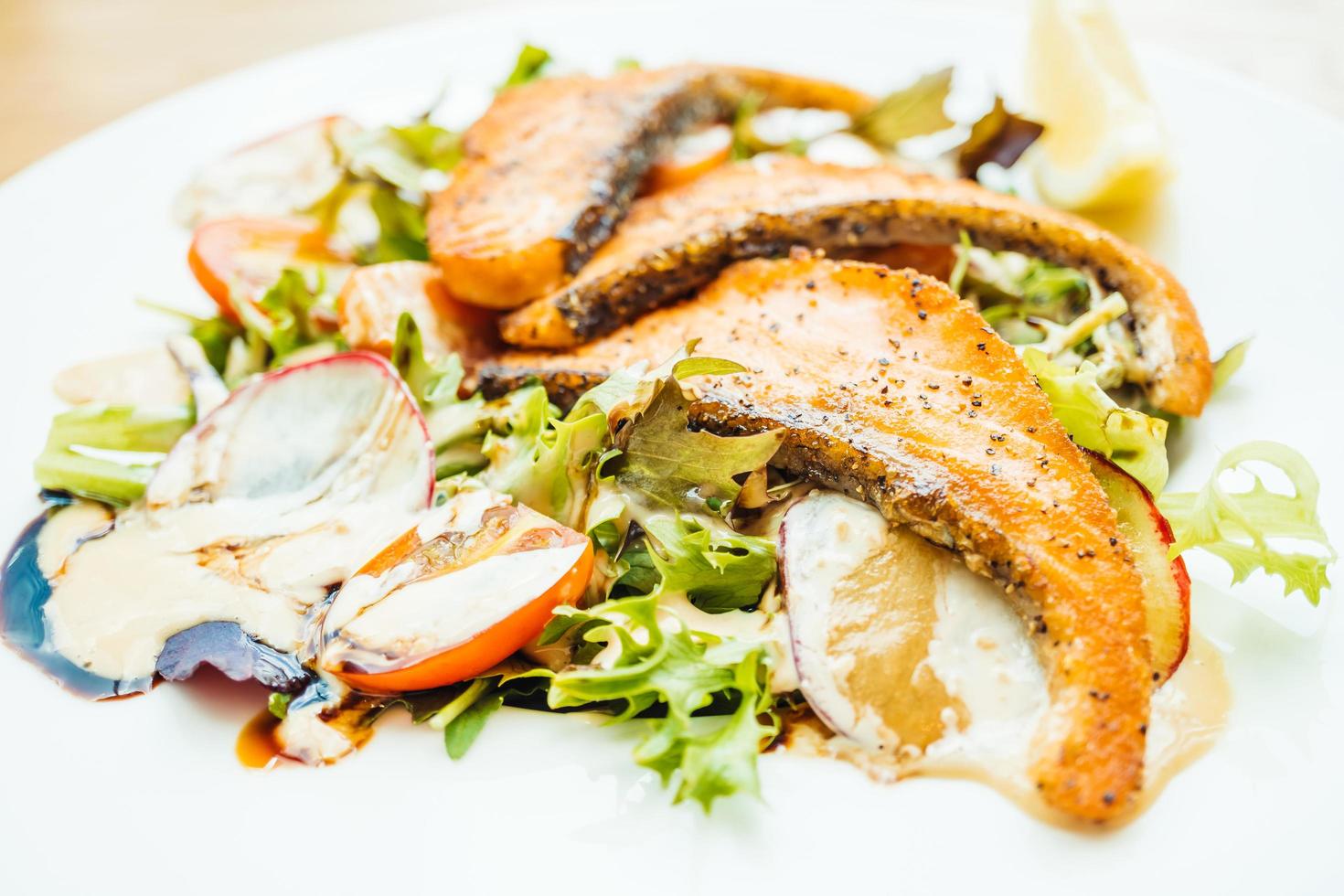 filetto di salmone alla griglia con insalata di verdure foto