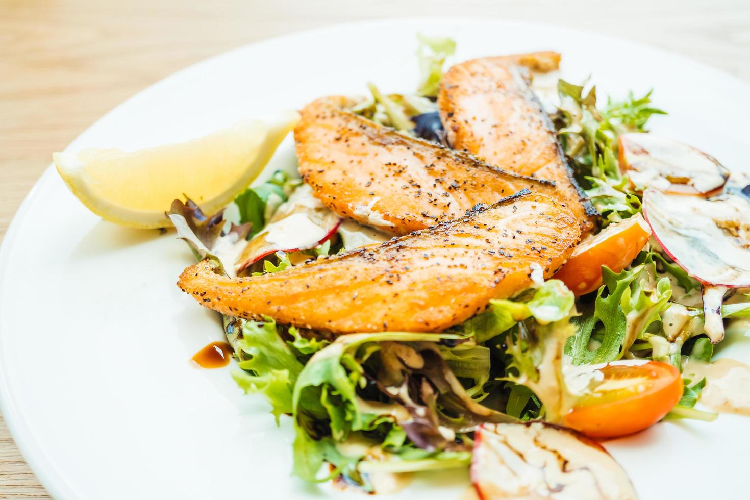 filetto di salmone alla griglia con insalata di verdure foto