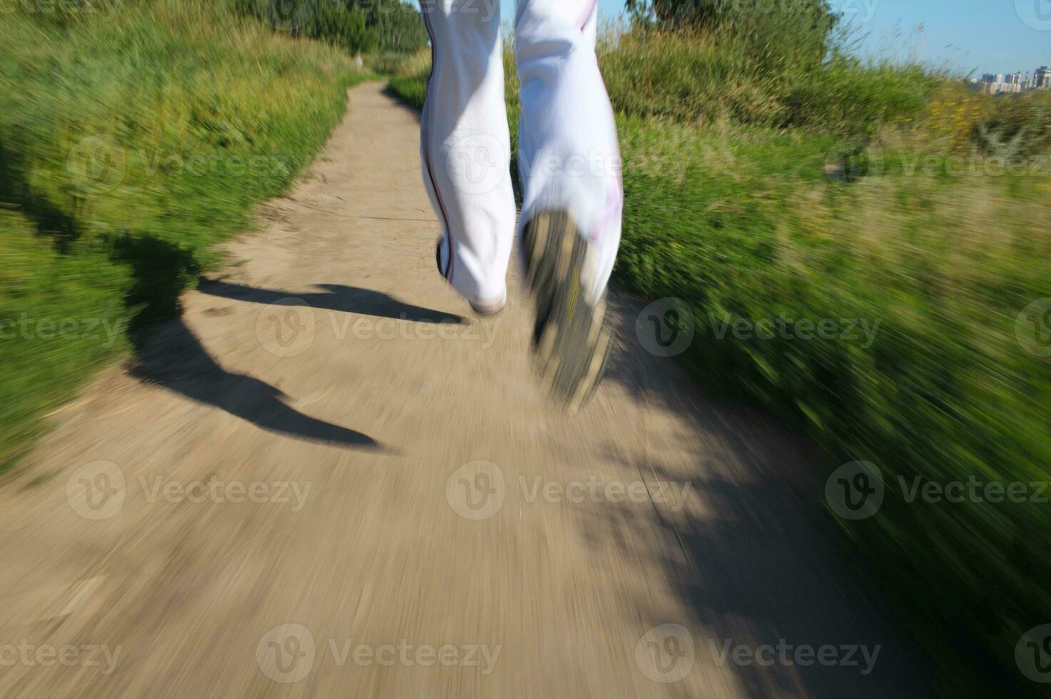 in esecuzione nel il parco. dettaglio di gambe foto