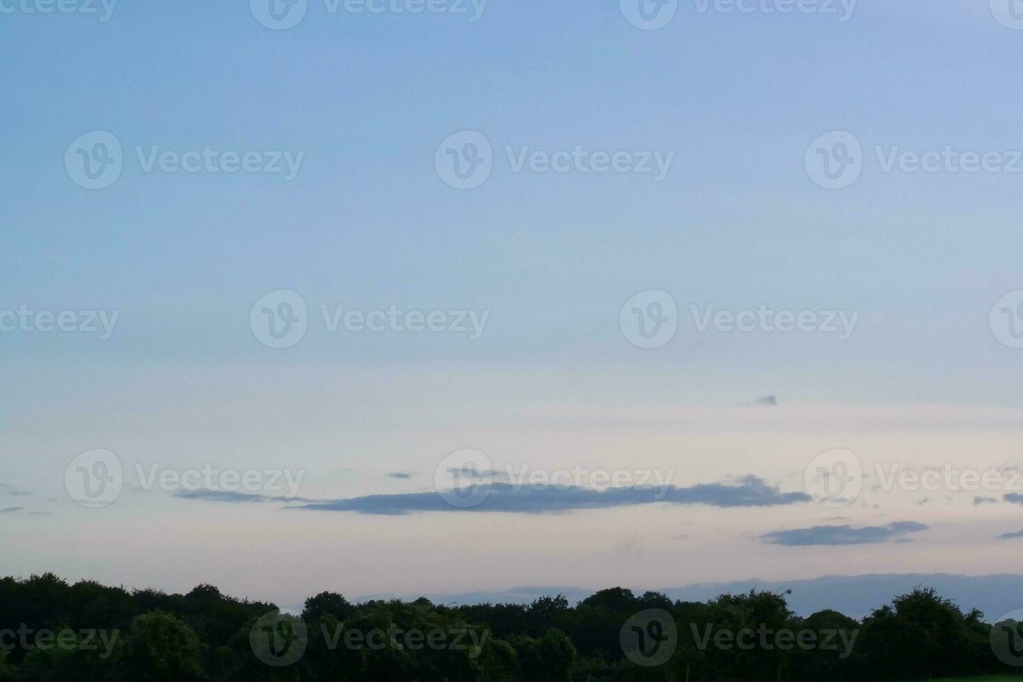 alto angolo panoramico paesaggio Visualizza di Britannico agricolo aziende agricole a campagna paesaggio di sharpenhoe battagli, luton città di Inghilterra UK. metraggio catturato su agosto 19, 2023 foto