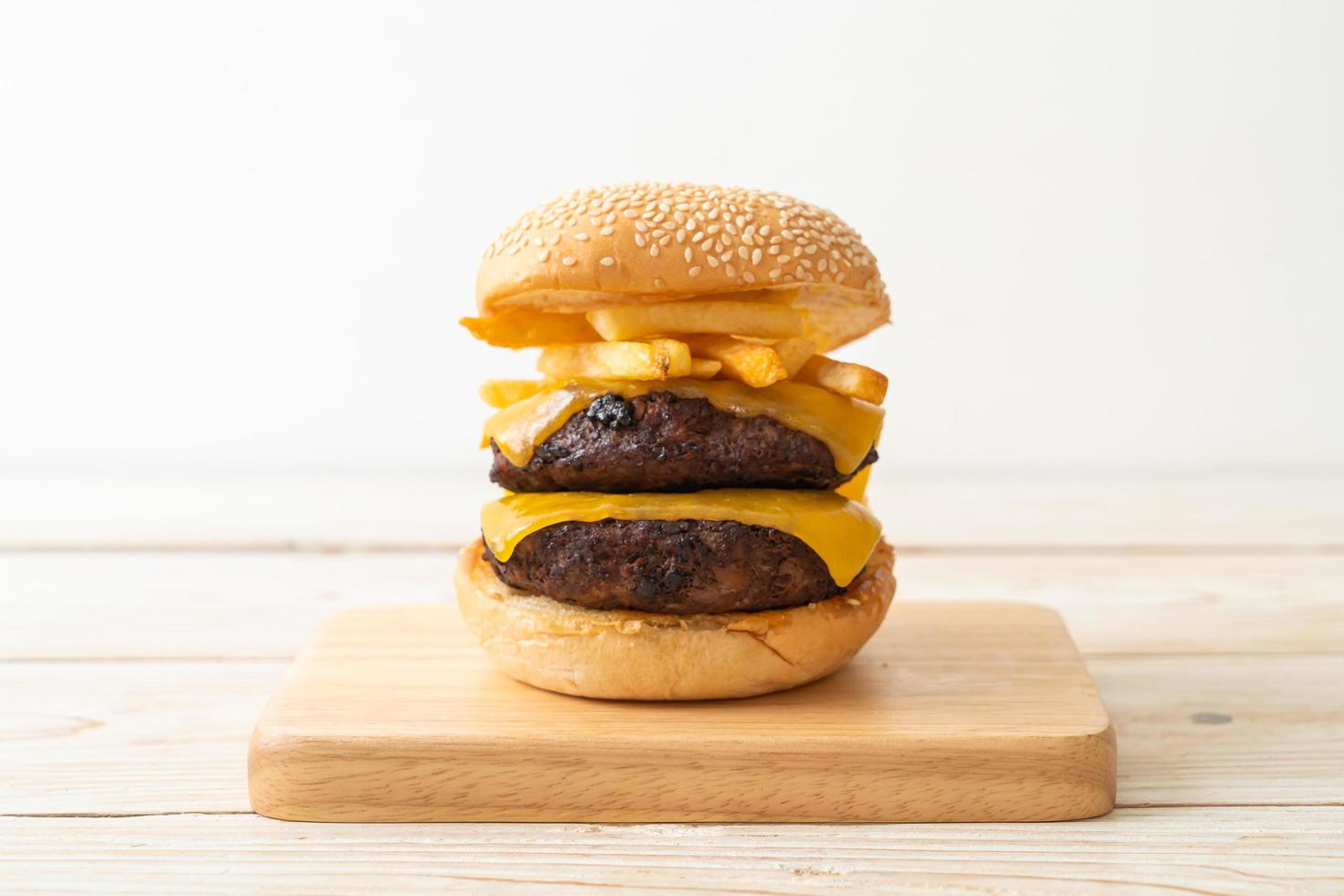 hamburger o hamburger di manzo con formaggio e patatine fritte - stile alimentare malsano foto