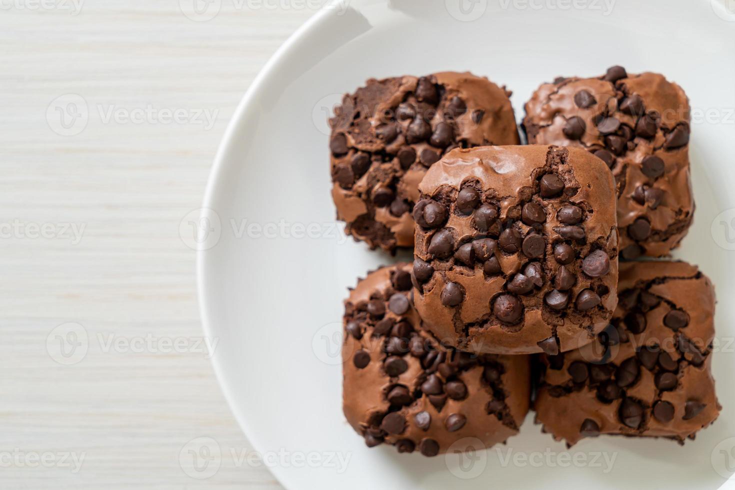 Brownies al cioccolato fondente con gocce di cioccolato sopra foto