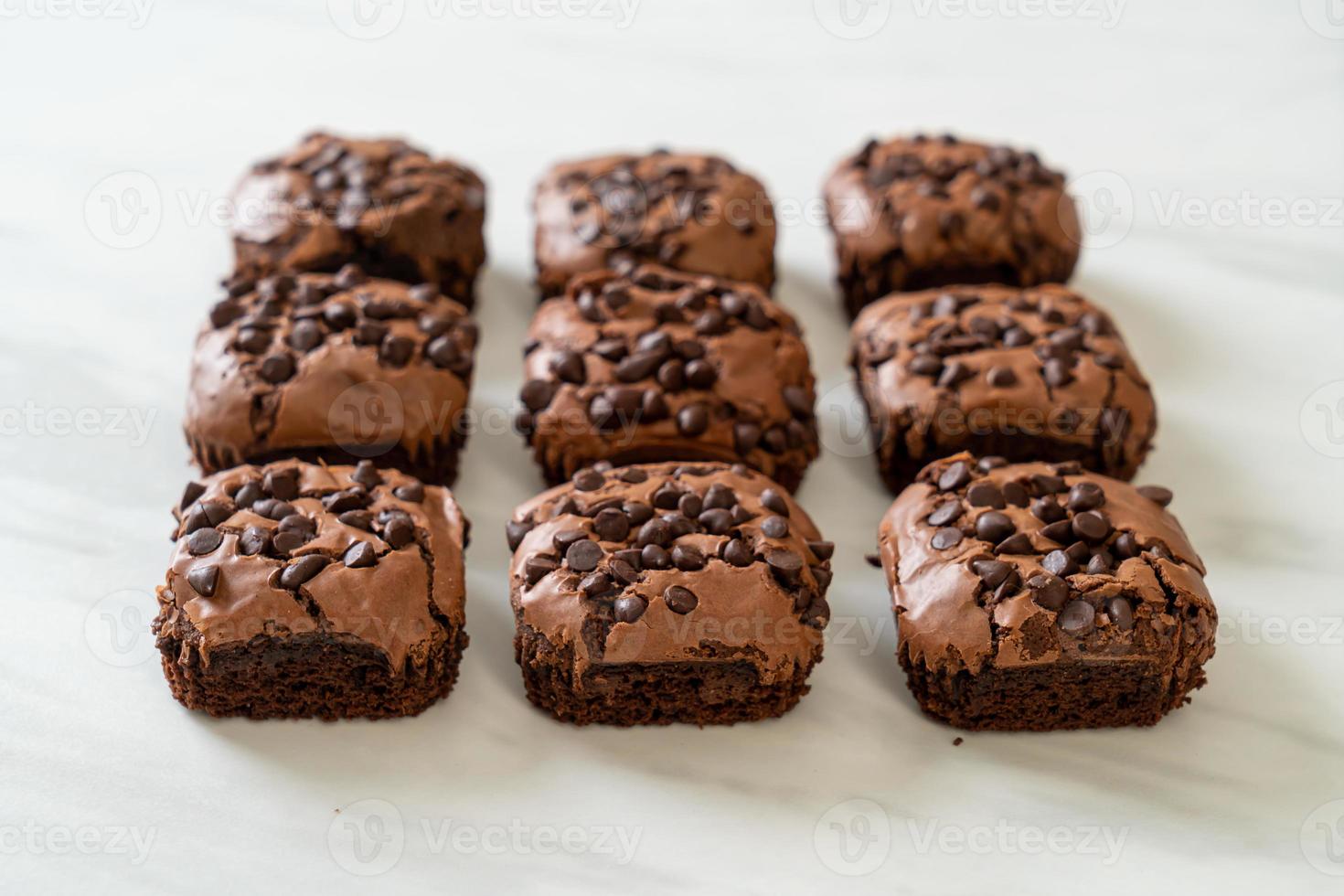 Brownies al cioccolato fondente con gocce di cioccolato sopra foto