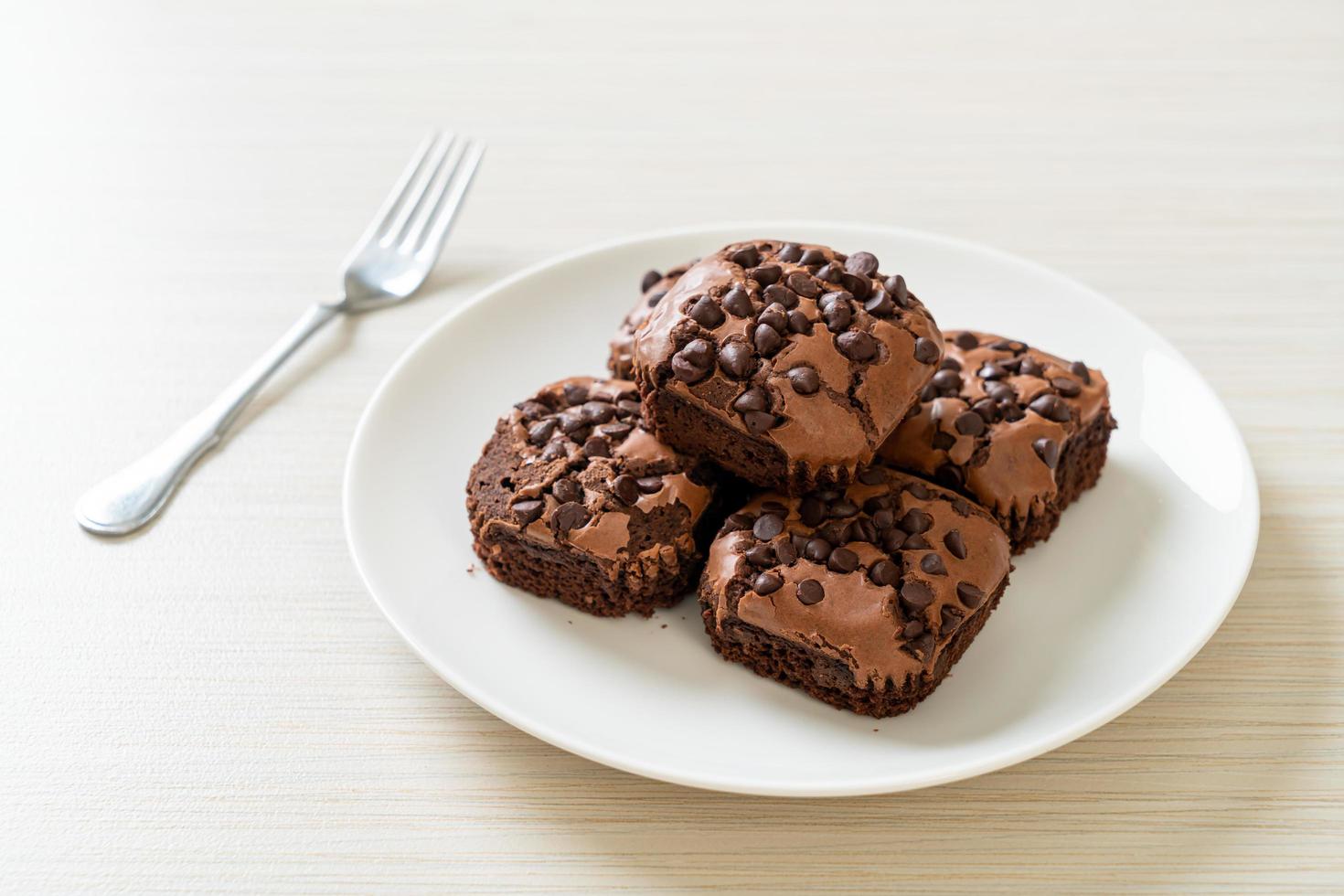 Brownies al cioccolato fondente con gocce di cioccolato sopra foto